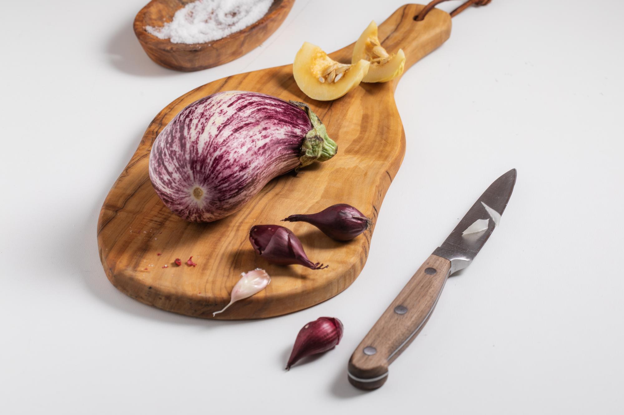 frische Zutaten auf Schneidebrett mit Messer