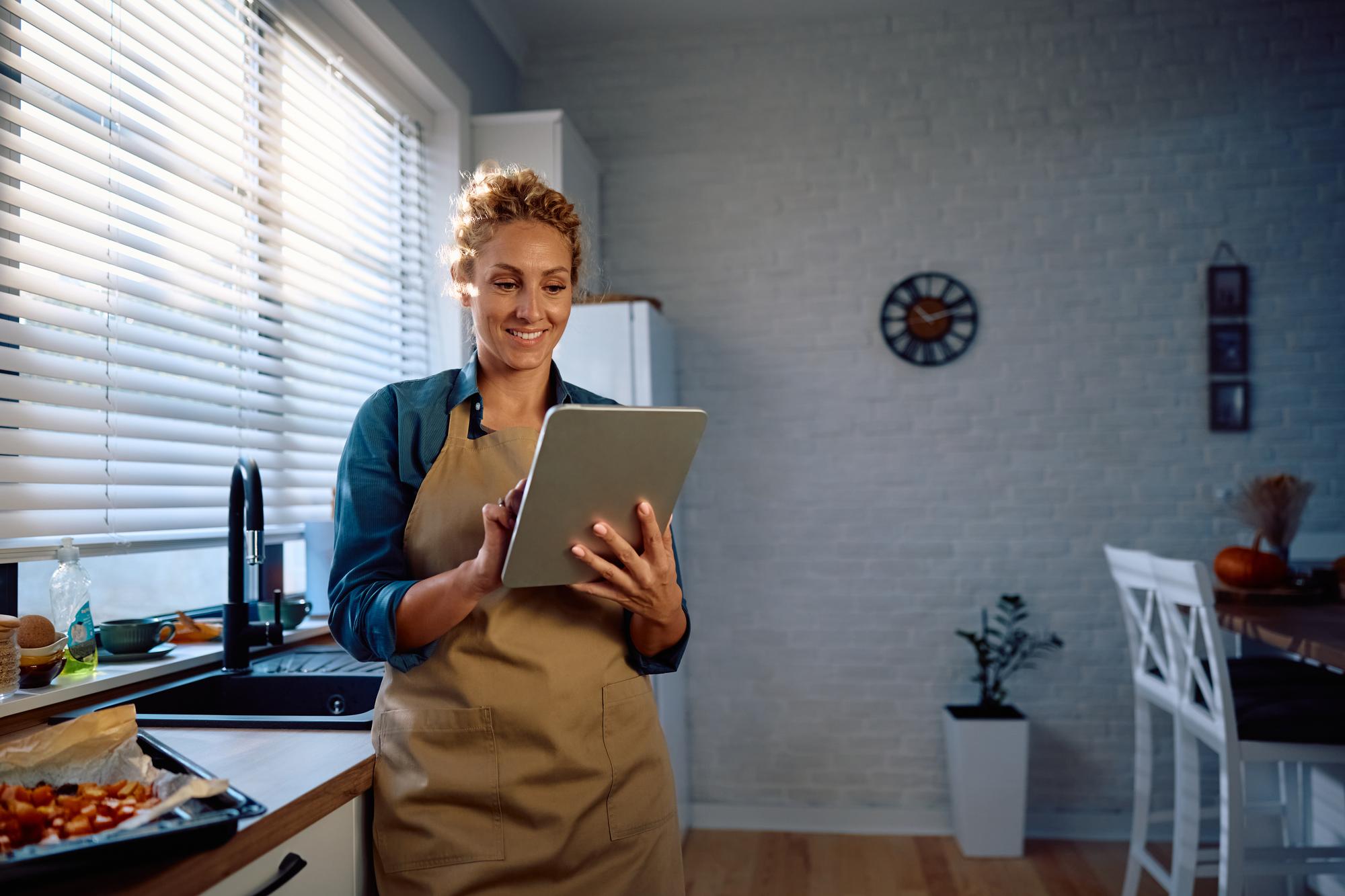 Produktionsleiter in Küche mit Tablet